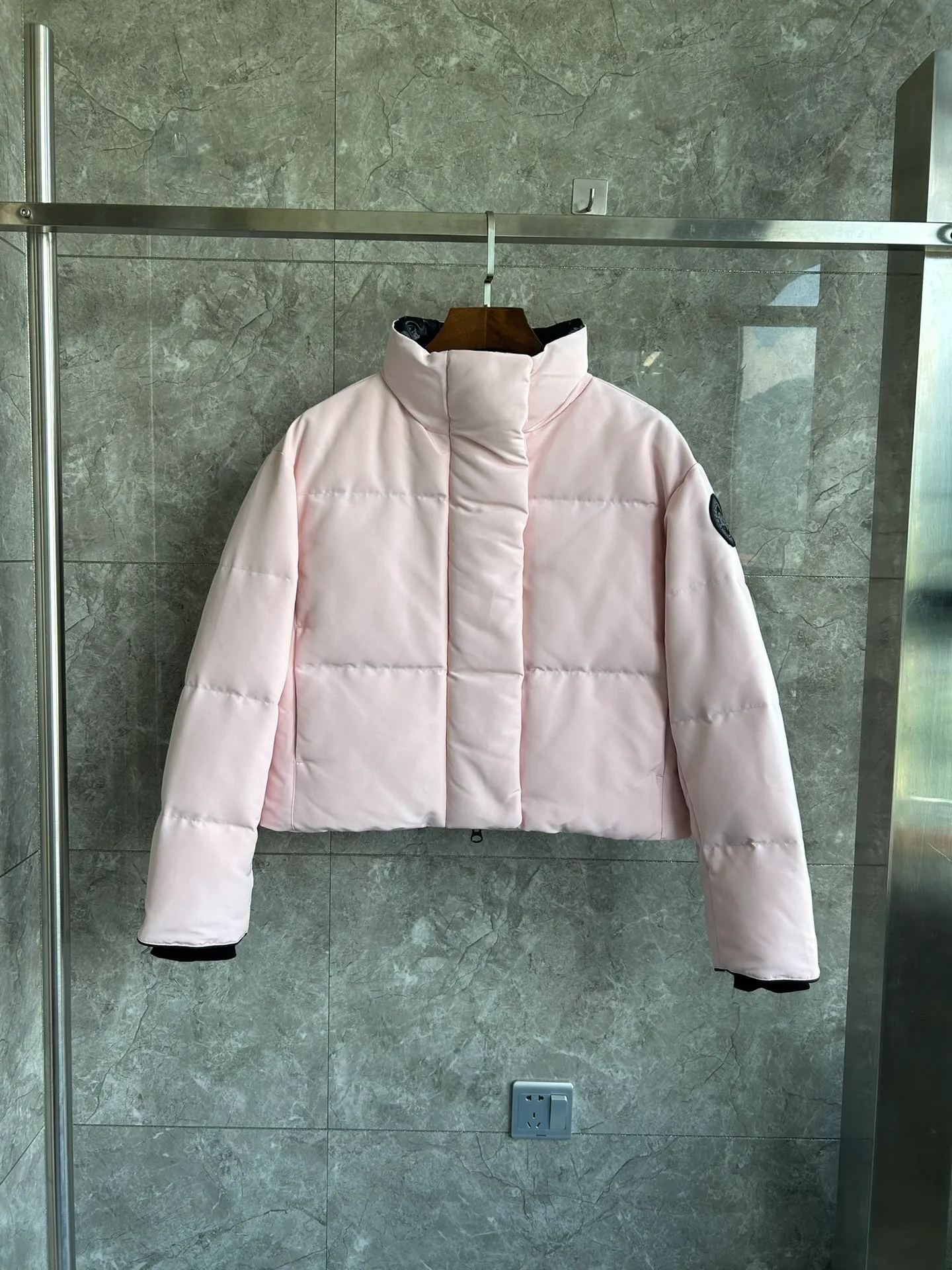 P880 E2266WB Grandview black label short jacket down jacket. Constructed from Arctic Tech recycled fabric®, it features a cinchable hem for sleek styling and storage. Color: Soft pink. Size: XS S M L XL.
